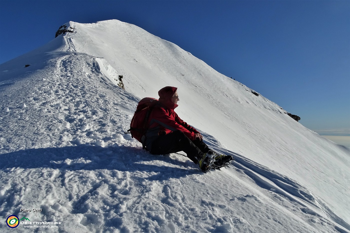 56 Disceso dalla cresta nord-ovest del Sodadura...mi godo il sole e il panorama !.JPG